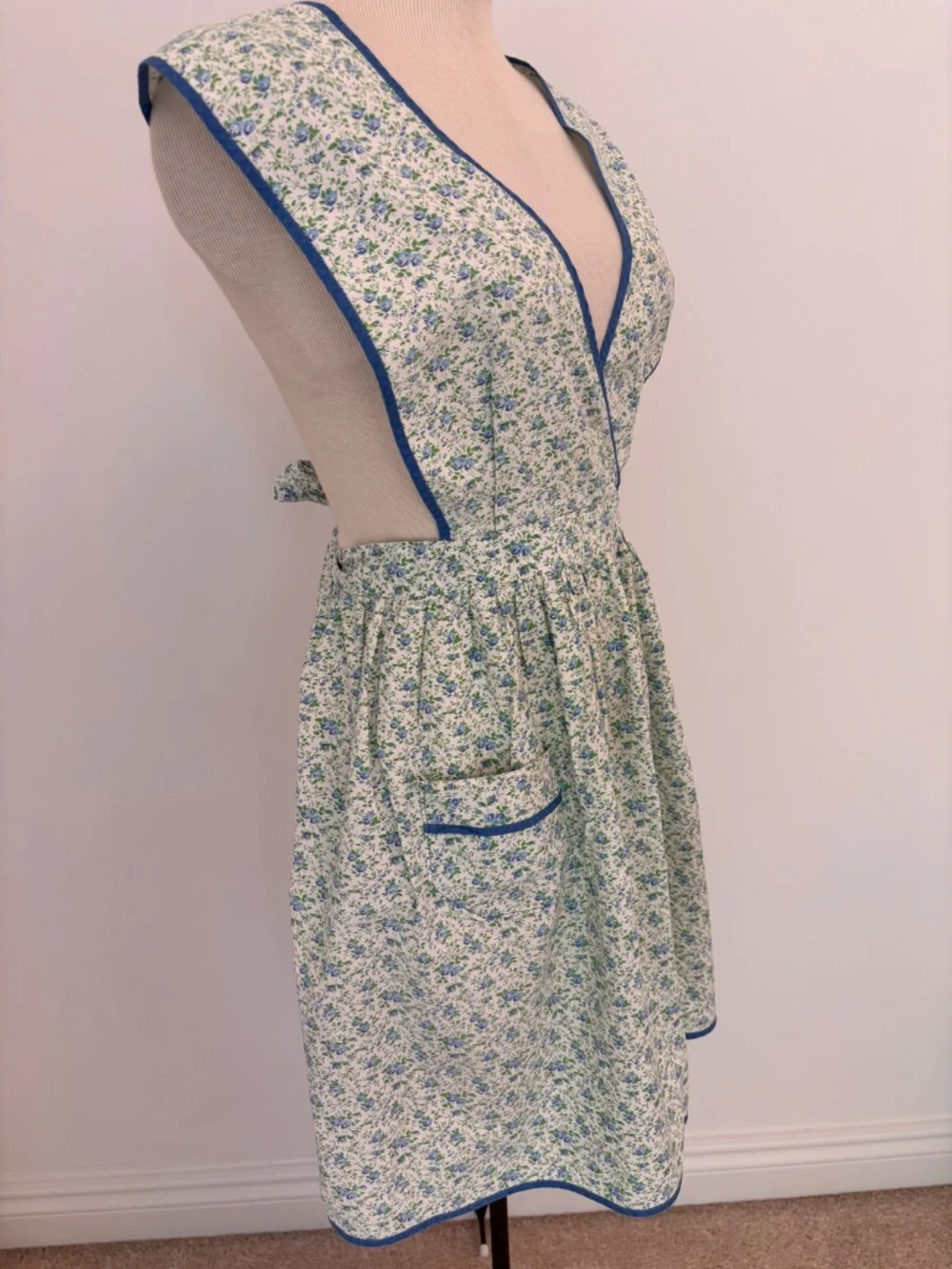 Vintage handmade crossover apron blue and green ditsy-floral blue trim